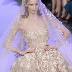 Vestido de novia de la colección primavera/verano 2014 Alta Costura de Elie Saab en la Semana de la Moda de París
