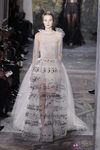 Vestido de transparencias de la colección primavera/verano 2014 Alta Costura de Valentino en la Semana de la Moda de París 