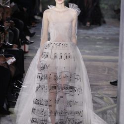 Vestido de transparencias de la colección primavera/verano 2014 Alta Costura de Valentino en la Semana de la Moda de París 