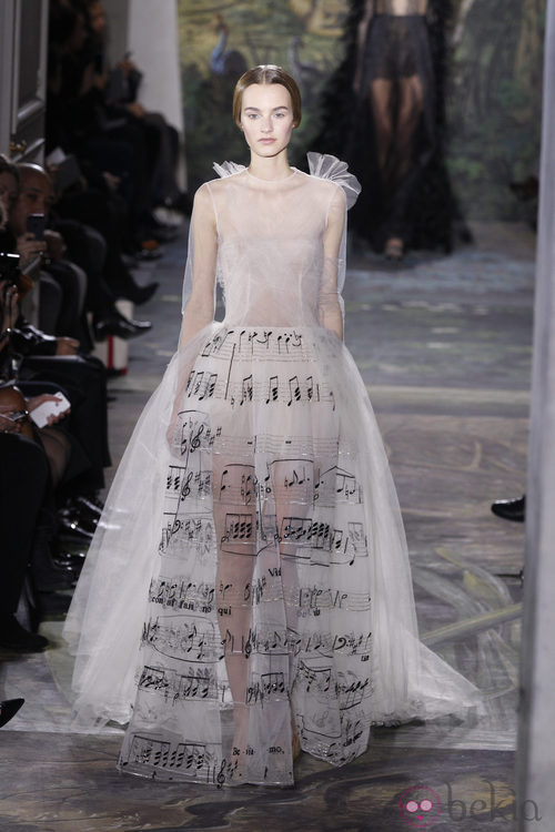 Vestido de transparencias de la colección primavera/verano 2014 Alta Costura de Valentino en la Semana de la Moda de París 