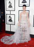 Katy Perry con un vestido de Valentino en la alfombra roja de los Premios Grammy 2014