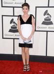 Sarah Hyland con un vestido de Emilio Pucci en la alfombra roja de los Premios Grammy 2014