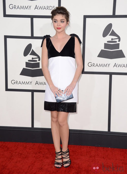 Sarah Hyland con un vestido de Emilio Pucci en la alfombra roja de los Premios Grammy 2014