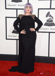 Kelly Osbourne con un vestido de Bradgley Mischka en la alfombra roja de los Premios Grammy 2014
