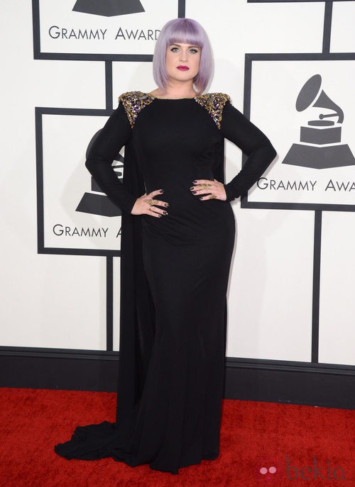 Kelly Osbourne con un vestido de Bradgley Mischka en la alfombra roja de los Premios Grammy 2014