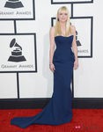 Anna Faris con un vestido de Fitriani en la alfombra roja de los Premios Grammy 2014