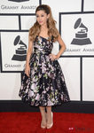 Ariana Grande con un vestido de Dolce&Gabbana en la alfombra roja de los Premios Grammy 2014