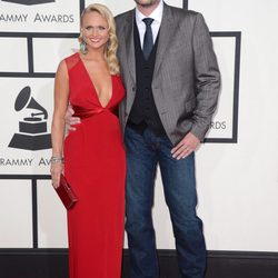 Miranda Lambert con un vestido de Pamella Roland en la alfombra roja de los Premios Grammy 2014