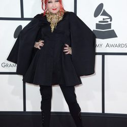 Cyndi Lauper con un vestido de Alexander McQueen en la alfombra roja de los Premios Grammy 2014