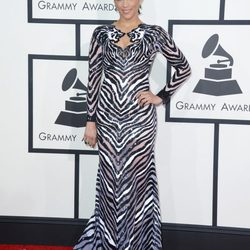 Paula Patton con un vestido de Nicolas Jebra en la alfombra roja de los Premios Grammy 2014