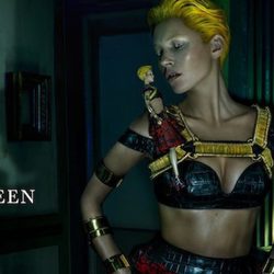 Kate Moss posando para la campaña primavera/verano 2014 de Alexander McQueen