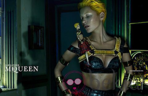 Kate Moss posando para la campaña primavera/verano 2014 de Alexander McQueen