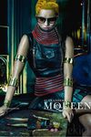 Kate Moss posando con gafas de sol para la campaña primavera/verano 2014 de Alexander McQueen