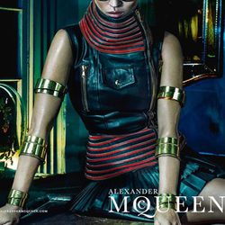 Kate Moss posando con gafas de sol para la campaña primavera/verano 2014 de Alexander McQueen