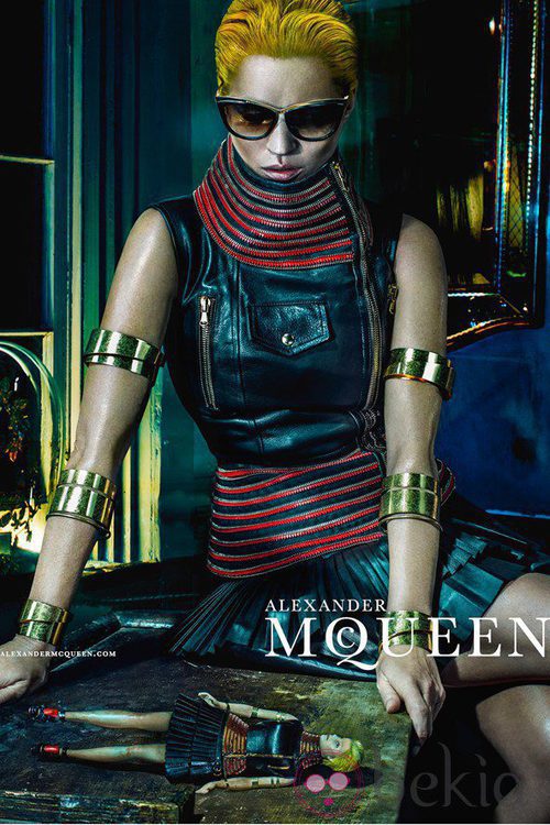 Kate Moss posando con gafas de sol para la campaña primavera/verano 2014 de Alexander McQueen