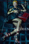 Kate Moss con falda y top posando para la campaña primavera/verao 2014 de Alexander McQueen