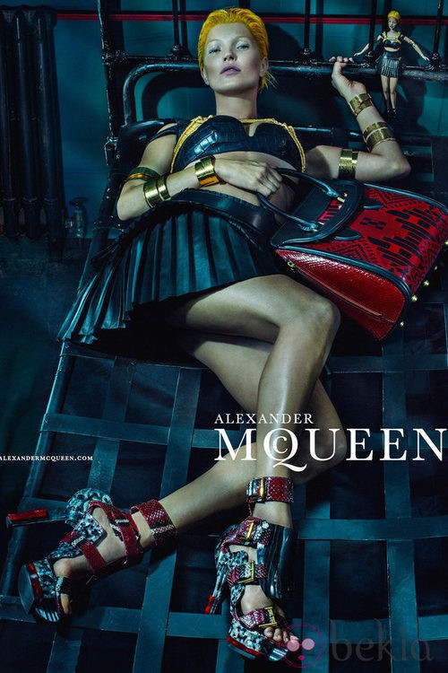 Kate Moss con falda y top posando para la campaña primavera/verao 2014 de Alexander McQueen