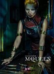 Kate Moss posando con una muñeca para la campaña primavera/verano 2014 de Alexander McQueen
