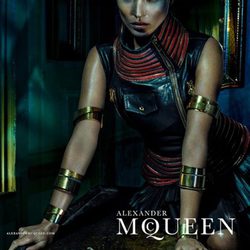 Kate Moss posando con una muñeca para la campaña primavera/verano 2014 de Alexander McQueen