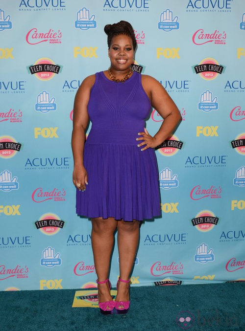 Amber Riley posando con un vestido morado