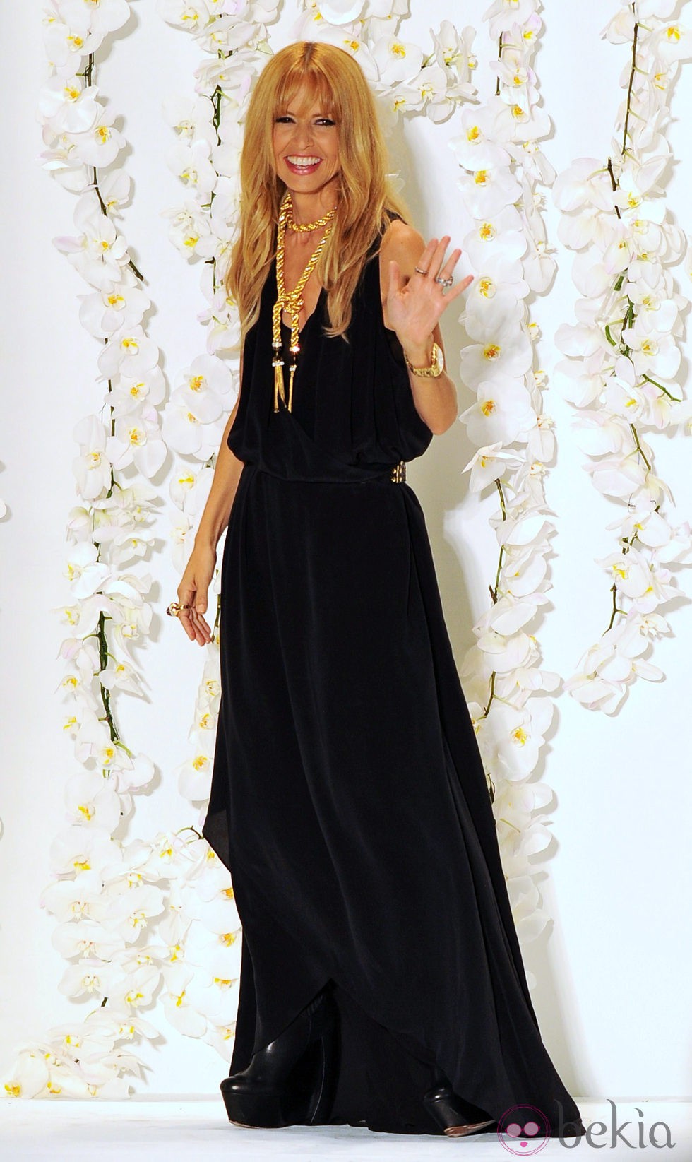 Rachel Zoe sale a saludar tras su desfile primavera/verano 2014 en la Semana de la Moda de Nueva York