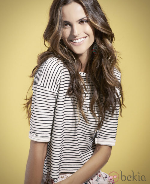 Izabel Goulart con una camiseta navy de la colección primavera/verano 2014 de Suiteblanco