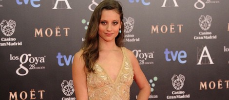 Michelle Jenner con un vestido de Naeem Khan en la alfombra roja de los Goya 2014