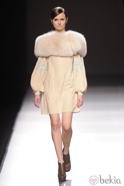 Vestido nude de Devota & Lombra en Madrid Fashion Week otoño/invierno 2014/2015