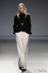 Pantalón blanco de la colección otoño/invierno 2014/2015 de Ángel Schlesser en Madrid Fashion Week
