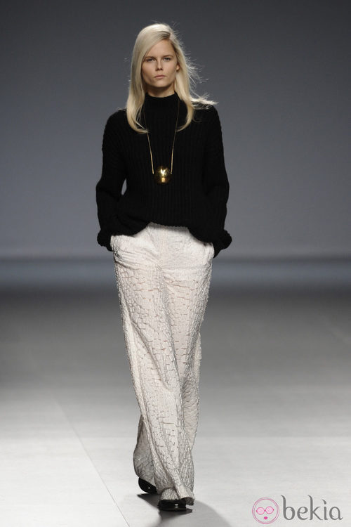 Pantalón blanco de la colección otoño/invierno 2014/2015 de Ángel Schlesser en Madrid Fashion Week