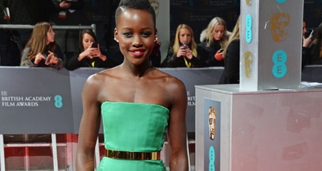 Lupita Nyong'o con un vestido de Dior Couture en la alfombra roja de los Premios BAFTA 2014