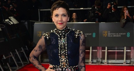 Maggie Gyllenhaal con un vestido de Lanvin en la alfombra roja de los Premios BAFTA 2014