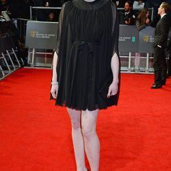 Gwendoline Christie con un vestido negro en la alfombra roja de los BAFTA 2014