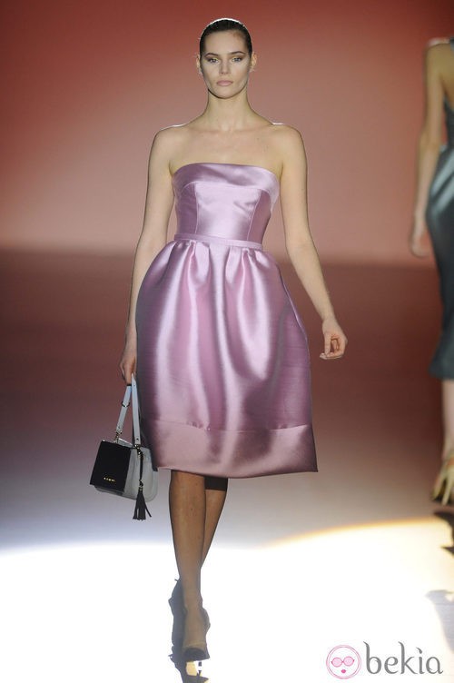 Vestido rosa de la colección otoño/invierno 2014/2015 de Hannibal Laguna en Madrid Fashion Week