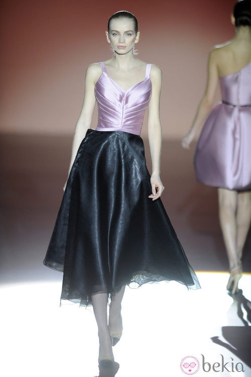 Vestido negro y rosa de la colección otoño/invierno 2014/2015 de Hannibal Laguna en Madrid Fashion Week