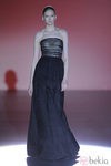 Vestido negro de la colección otoño/invierno 2014/2015 de Hannibal Laguna en Madrid Fashion Week