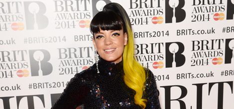 Lily Allen con un vestido de Norrell en la alfombra roja de los Brit Awards 2014