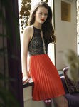 Falda roja plisada de la colección primavera/verano 2014 de Poète