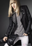 Suki Waterhouse posa con las propuestas de la línea 'Ready to Wear' de Burberry Brit 