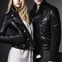Suki Waterhouse y George Barnett en la campaña de la línea 'Ready to Wear' de Burberry Brit
