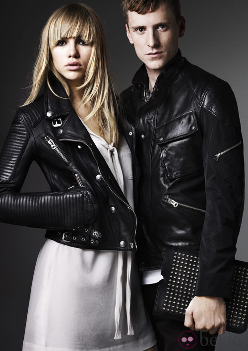 Suki Waterhouse y George Barnett en la campaña de la línea 'Ready to Wear' de Burberry Brit