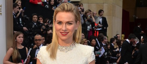 Naomi Watts vestida de Calvin Klein en la alfombra roja de los Premios Oscar 2014