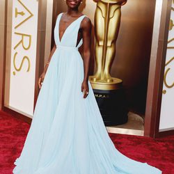 Lupita Nyong'o vestida de Prada en la alfombra roja de los Premios Oscar 2014