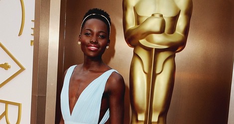 Lupita Nyong'o vestida de Prada en la alfombra roja de los Premios Oscar 2014