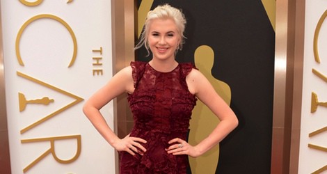 Ireland Baldwin con un vestido de Burberry Prorsum en los Oscar 2014