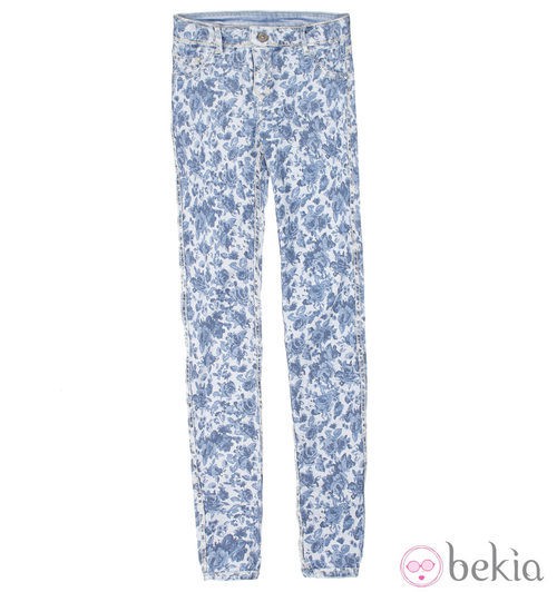 Pantalón reversible estampado de flores de la línea 'Índigo Revolution' de Bershka en 2014