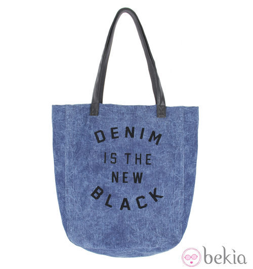 Bolso reversible con mensaje de la línea 'Índigo Revolution' de Bershka en 2014