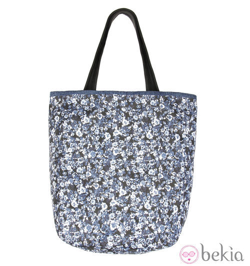 Bolso reversible de flores de la línea 'Índigo Revolution' de Bershka en 2014