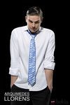 Raúl con una corbata azul de la colección 'Pajaritas y Corbatas 2014' de Arquímedes Llorens