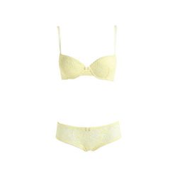 Conjunto de lencería de encaje en tono amarillo de la colección para primavera 2014 de Yamamay